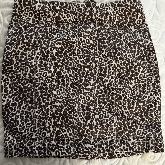 Free People - Modern Femme Novelty Mini Denim Skirt in Leopard Print - Picture 3 of 4